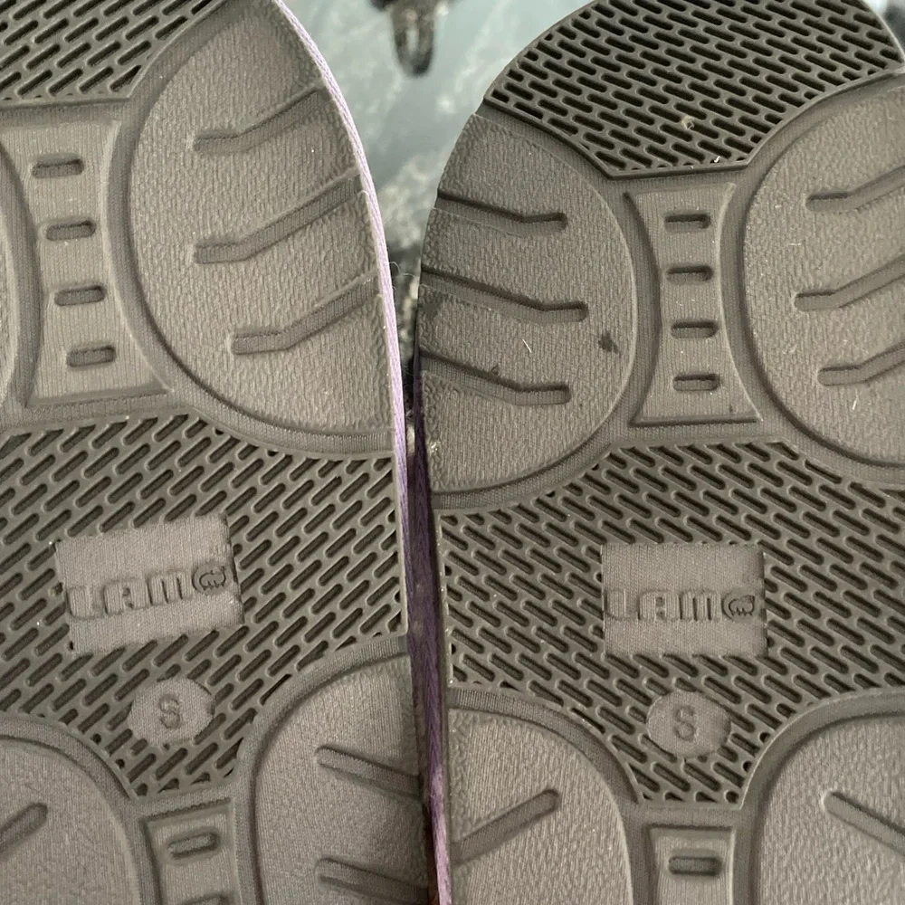 Lamo Pastel Slippers Size Small - Picture 2 of 4